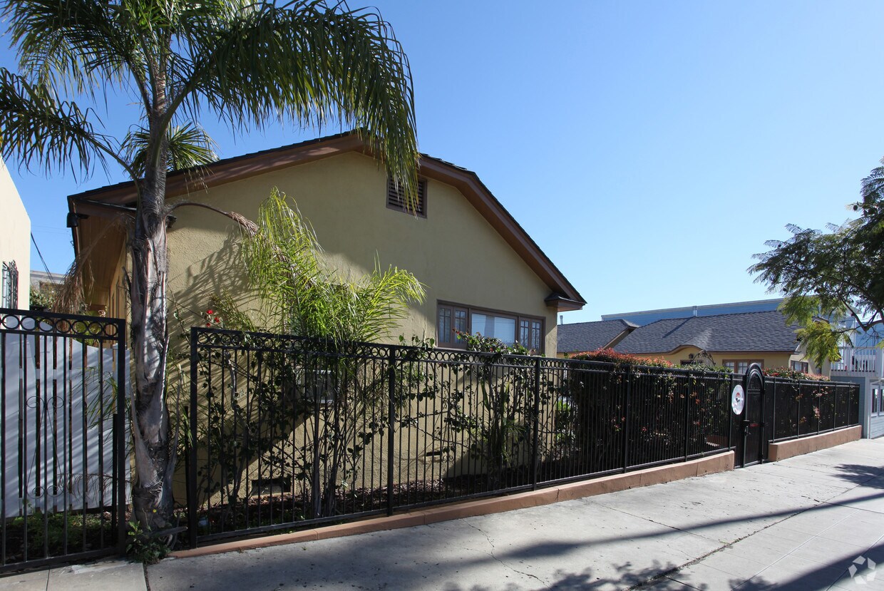 Building Photo - Freedom Station