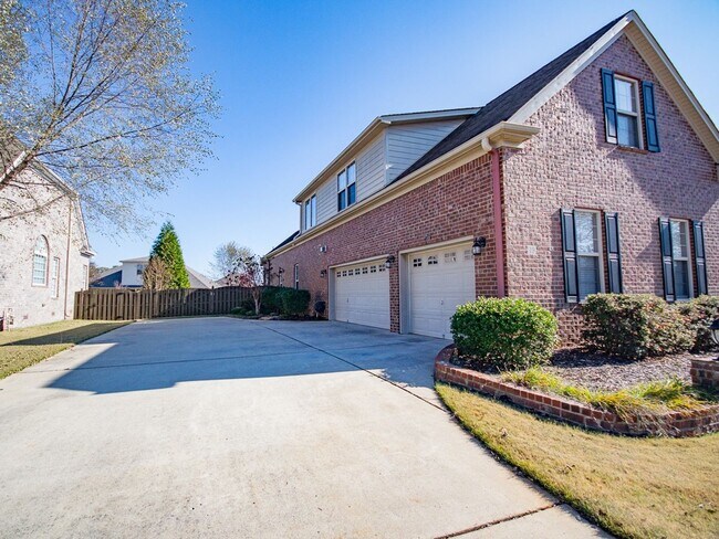 Foto del edificio - Lake Forest Subdivision. Enjoy all the amenities!