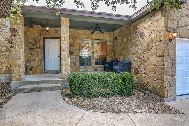 Building Photo - 17106 Oak Cliff Cir