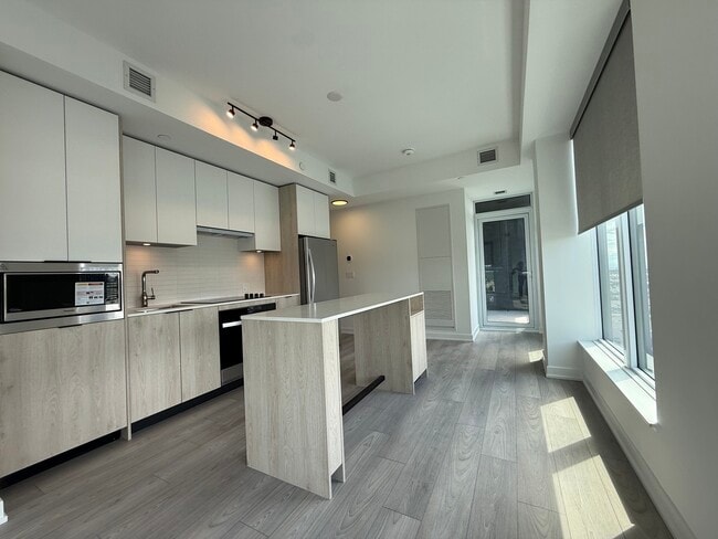 Building Photo - 1409-1007 The Queensway Toronto Ontario M8Z 0H4