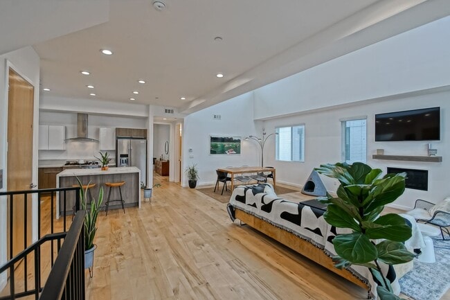 Foto del edificio - Custom, Modern & Spacious Tri-Level Home w...