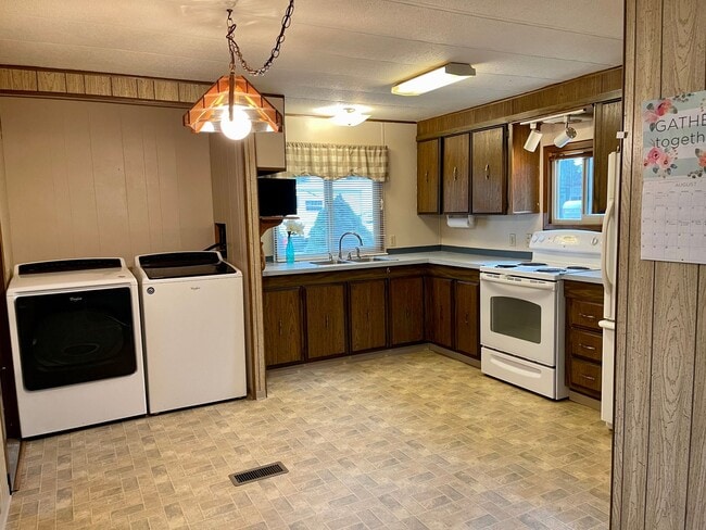 Building Photo - Affordable & Ideally Located 2 Bed 2 Bath ...