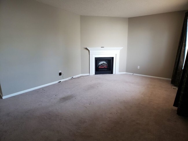 Building Photo - Well Kept Townhouse in the Sunburst Community
