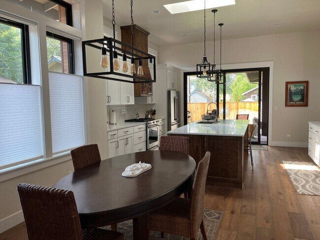 Foto del edificio - Charming Modern Home in the Heart of Bend