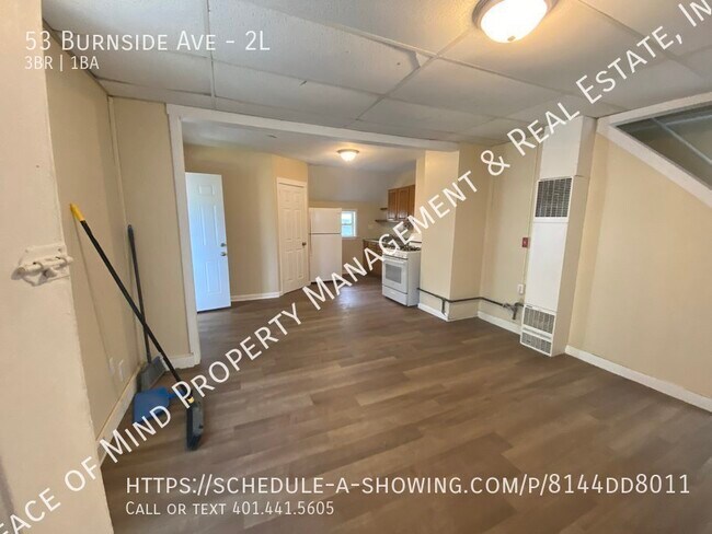 Building Photo - 3 Bedroom,1 bath townhouse style on 2nd fo...