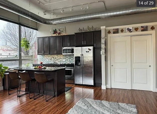 Building Photo - 207 E 6th St