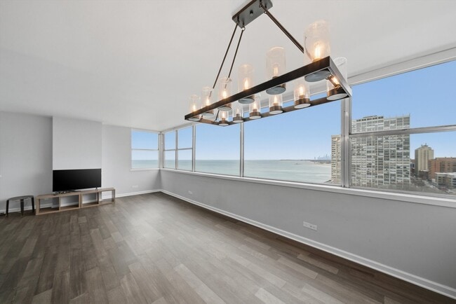 Building Photo - 6301 N Sheridan Rd