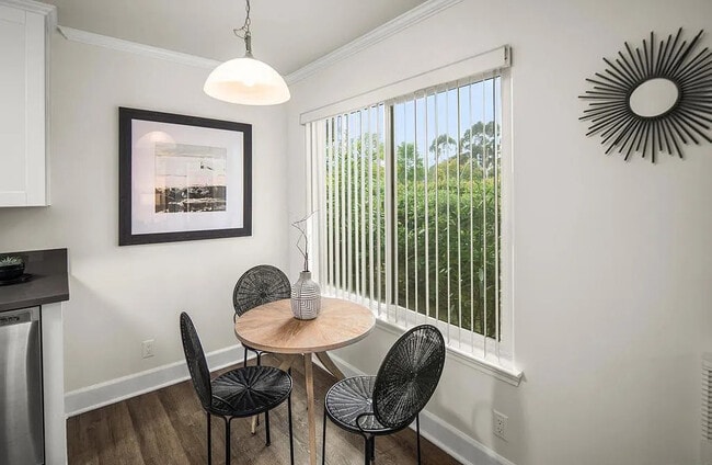 Foto del edificio - Charming 1-Bed La Jolla Retreat with Utilities Included, In-Unit Laundry & Carport