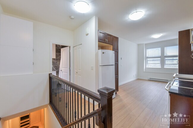 Photo du bâtiment - Bright 2 Bedroom Basement Suite in Quiet Cloverdale Location All Utilities Included