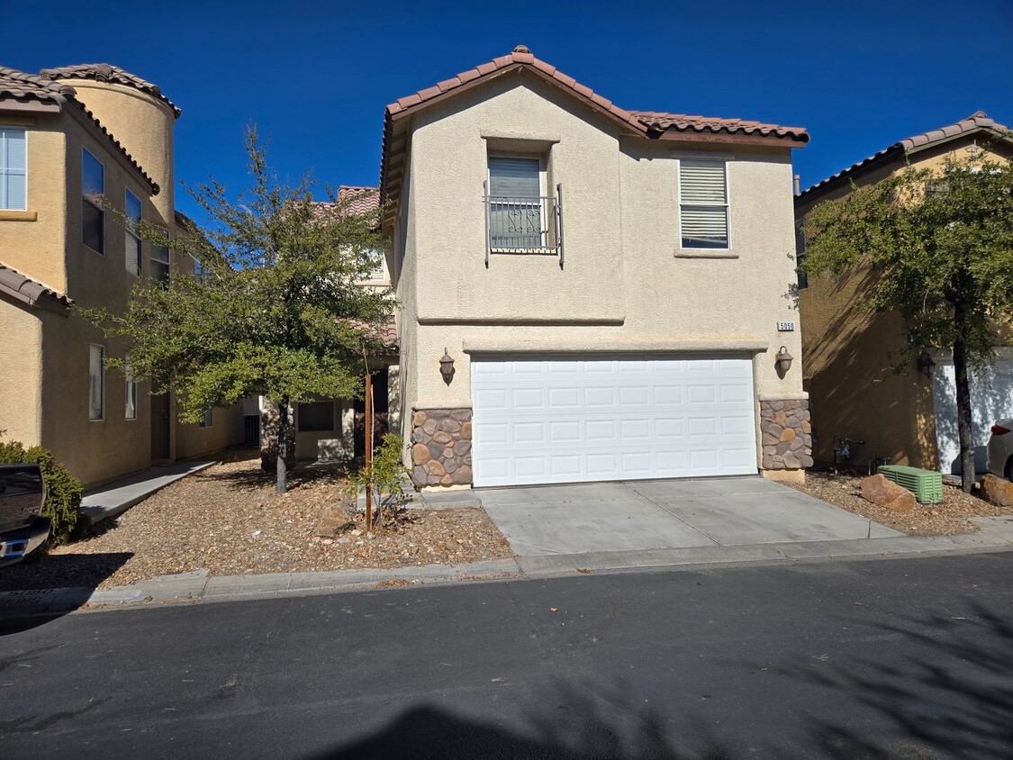 Foto principal - 3 BED, 2 1/2 BATH, 2 CAR GARAGE 2 STORY HO...