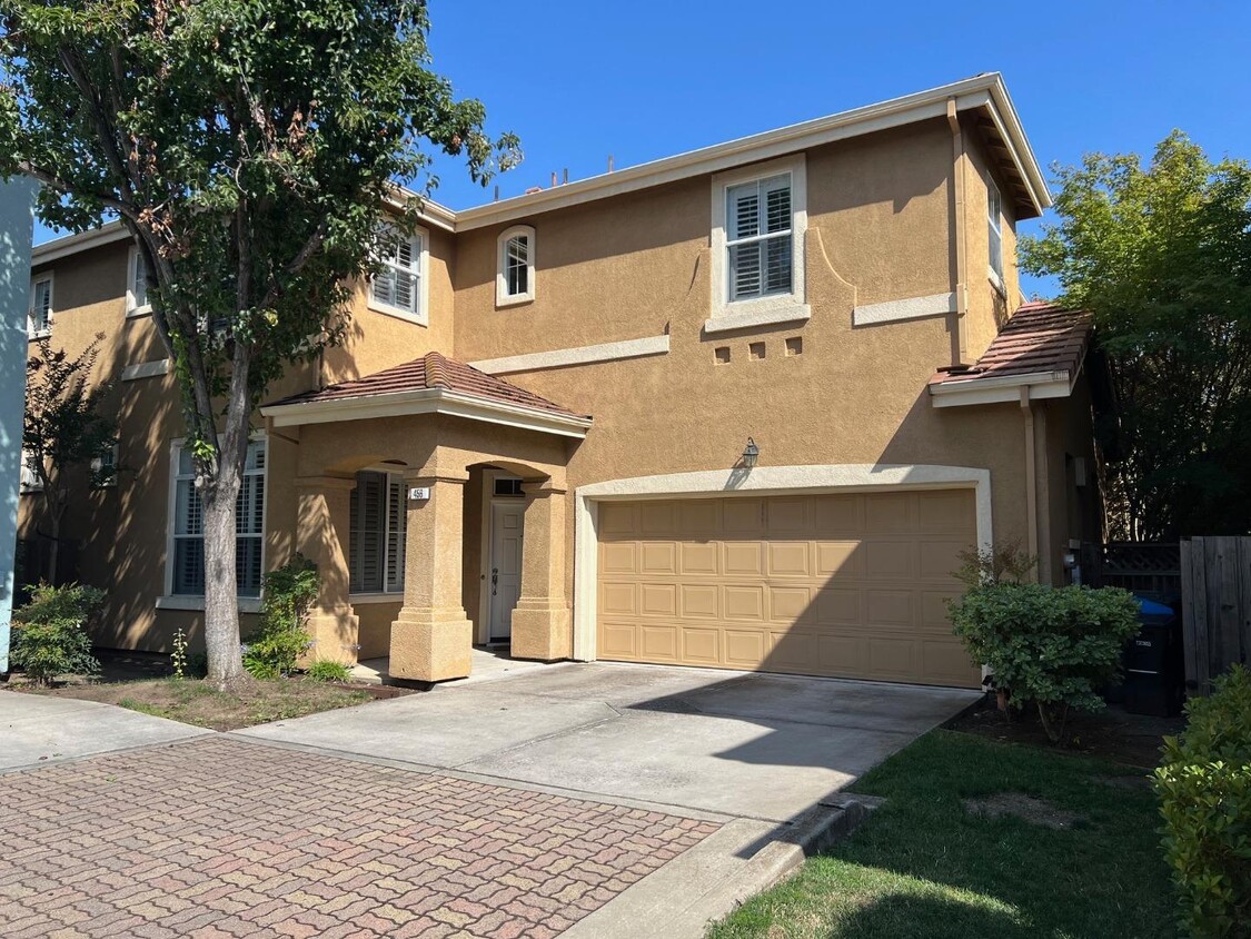 Primary Photo - 456 Whisman Park Dr