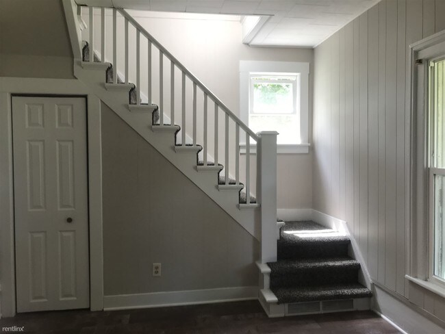 Building Photo - 2 br, 1 bath  - 107 Sager Rd B