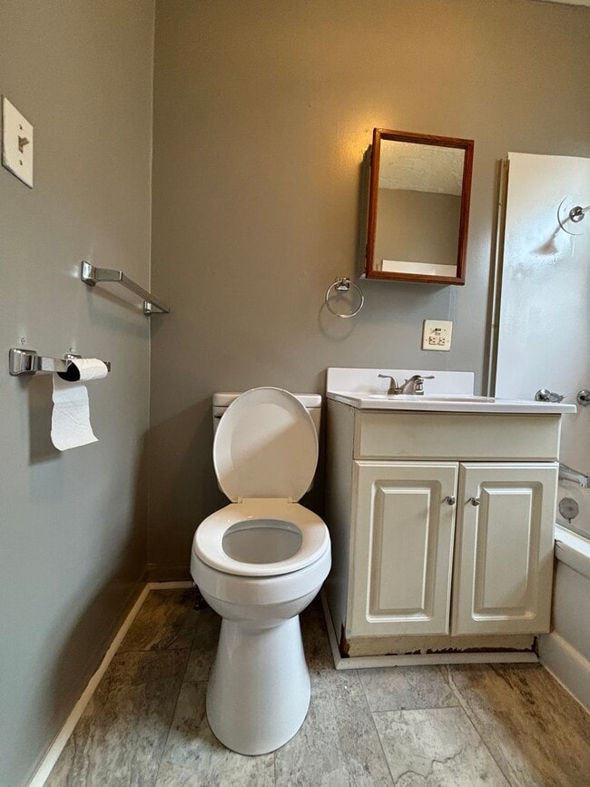 Building Photo - 3 bedroom 1 bath home available now