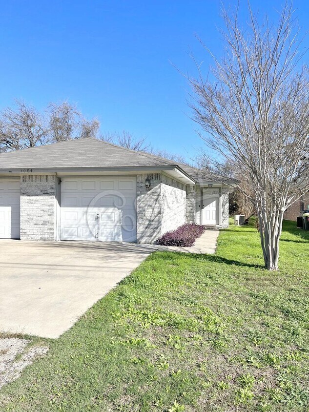 Primary Photo - 1004 W Avenue B