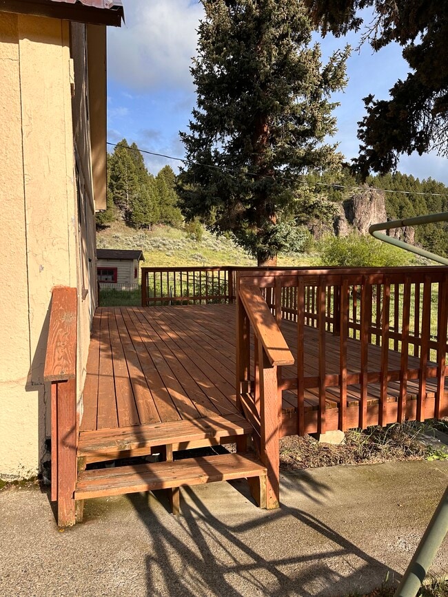 deck on south end - 490 Browns Gulch Rd