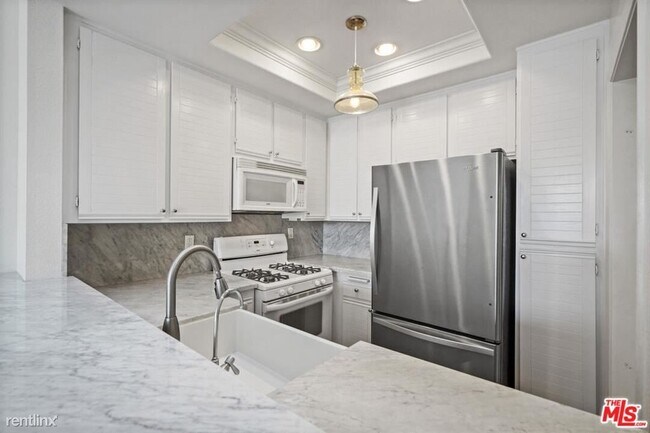 Foto del edificio - 2 br, 1.5 bath Condo - 8505 Gulana Ave Uni...