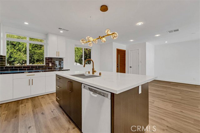 Foto del edificio - 22134 Gilmore St