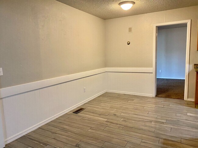 Building Photo - 2900 Pine Ridge Rd