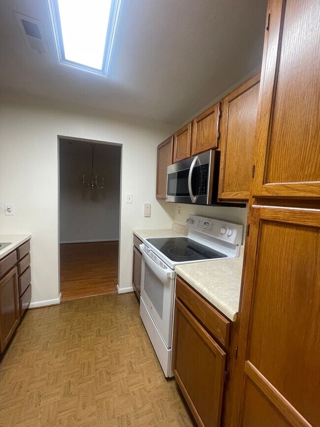Foto del edificio - VERY SPACIOUS CONDO ON 3RD FLOOR WITH ELEV...