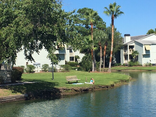 Apartamento de 1 dormitorio y 1 baño en Bay Club en alquiler. Vistas al estanque. A 3,2 km de Sullivan's Island. - 1481 Center St Ext