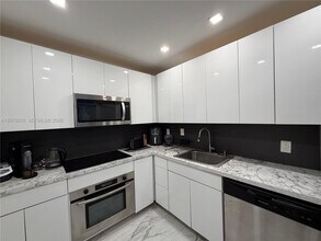 Building Photo - 400 Kings Point Dr