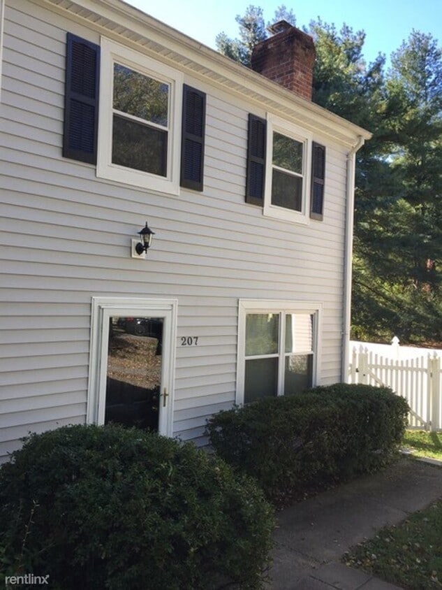 Primary Photo - 3 br, 1.5 bath House - 207 Greentree Park