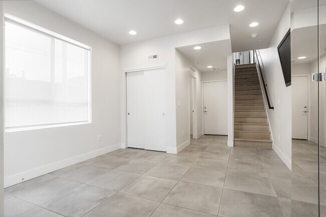 Foto del edificio - Stylish Sloan’s Lake Townhome with Rooftop...