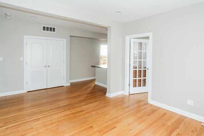 Building Photo - 3804 N Marshfield Ave