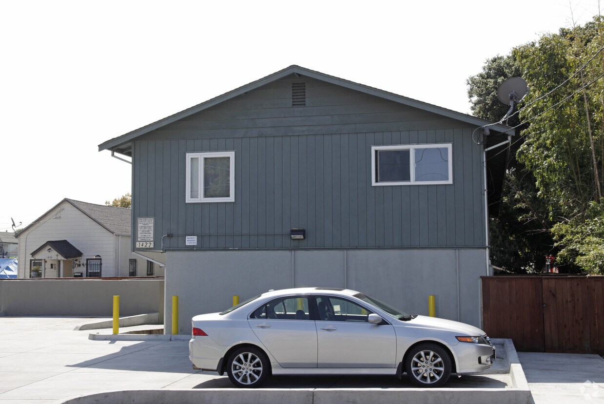 Building Photo - 1422 47th Ave