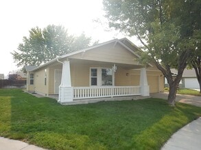 Building Photo - 795 NE Fieldstone Ct