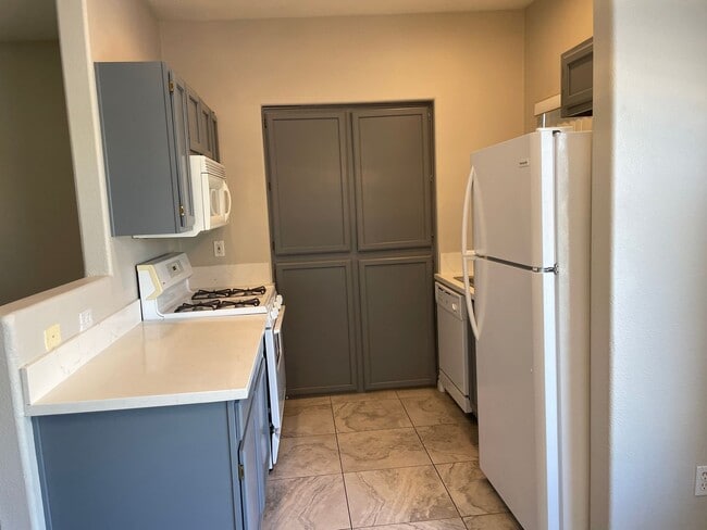 Building Photo - 2 Bedroom Summerlin Condo - Gated community