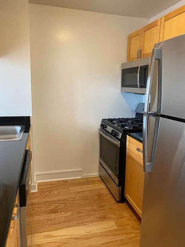 Building Photo - 323 W 96th St