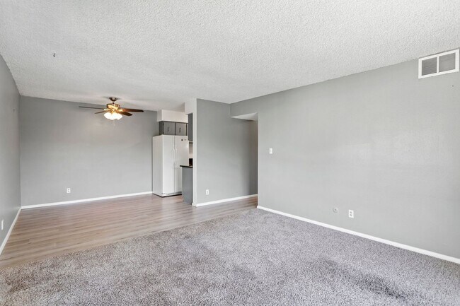 Foto del edificio - 2 bed / 1 bath - Whispering Pines Condo