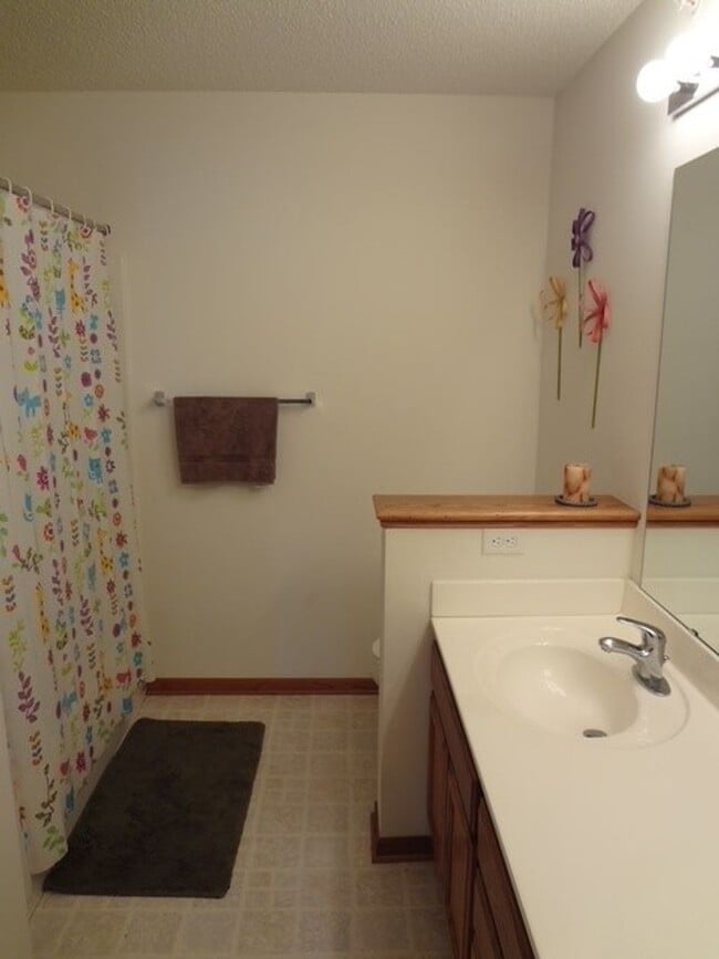 Foto del edificio - CHASKA TOWNHOME FOR RENT