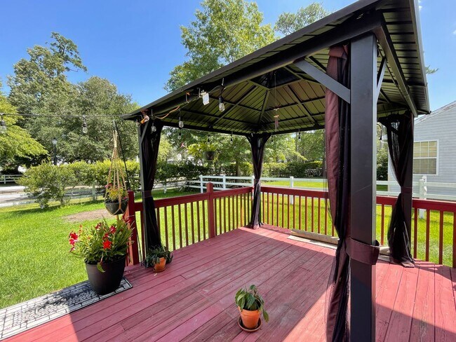 Building Photo - Beautiful large Castleton home