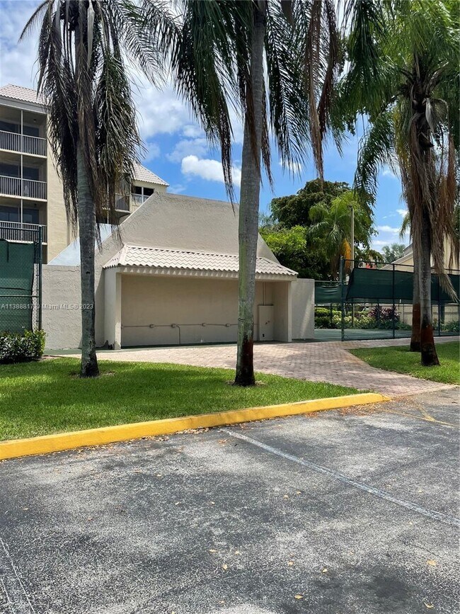 Foto del edificio - 8363 Lake Dr