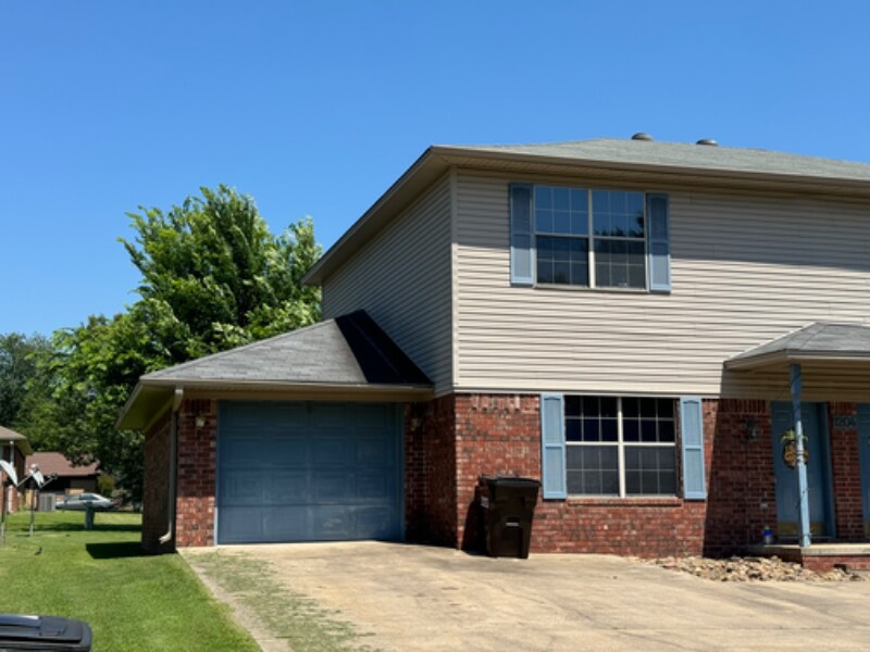 1204 University Dr Unit A, Russellville, AR 72801 Room for Rent in