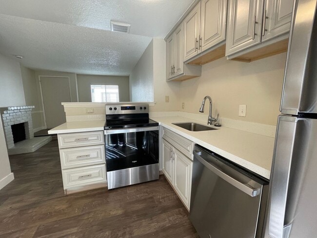 Building Photo - Beautifully Modern 2bd 1bth Apartment Home...