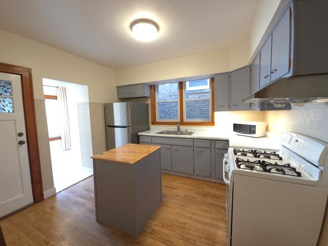 Building Photo - 1630 W 38th Pl