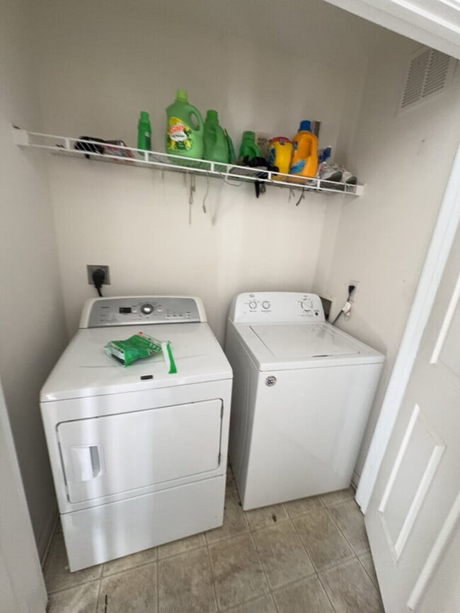 Foto del edificio - "Charming 1-Bedroom Townhouse Retreat on Campus Drive!"