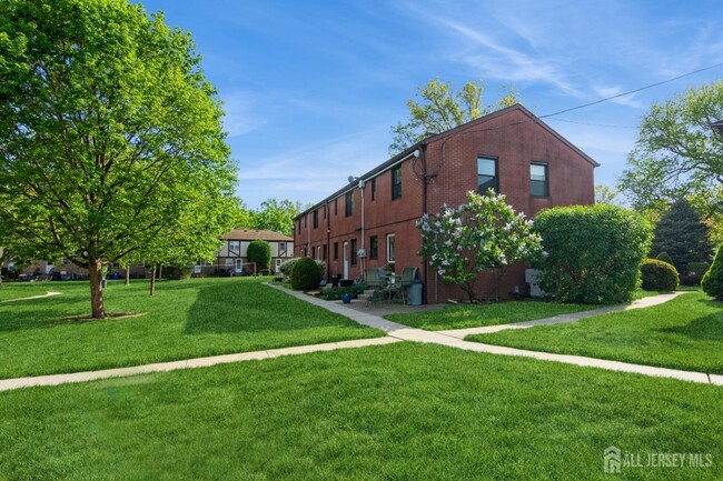 Building Photo - 208 Newman St