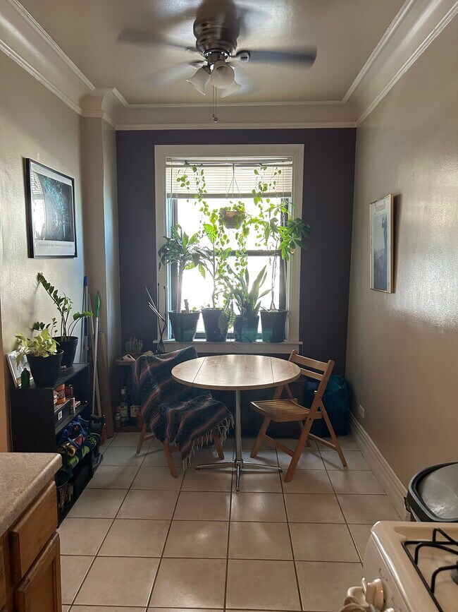 Dinette - 1205 W Sherwin Ave