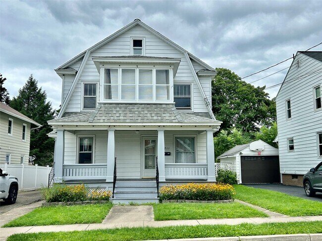 Foto del edificio - 211 Dudley Ave
