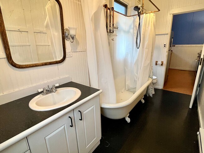 Foto del edificio - Charming Meridian Craftsman with Spacious ...