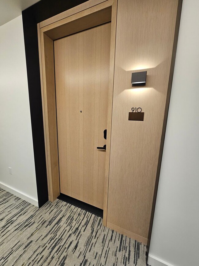 Foto del edificio - Luxurious High Rise Living in Convenient Downtown Bellevue
