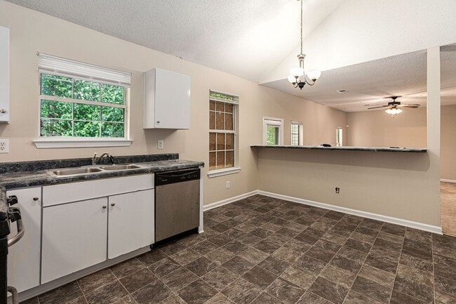 Building Photo - Large 3 Bedroom 2.5 Bath Home