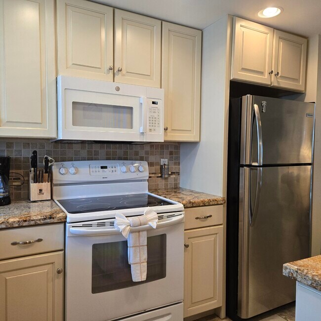 Building Photo - 1161 Hillsboro Mile
