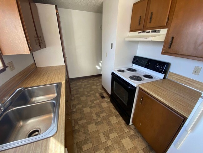Building Photo - Cozy 3 Bedroom 1 Bath Home with Large Yard & 1 Car Attached Garage