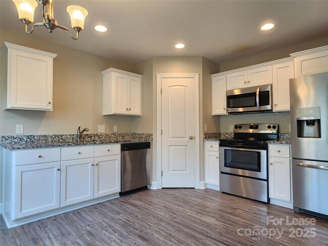 Building Photo - 1556 Kingston Dr