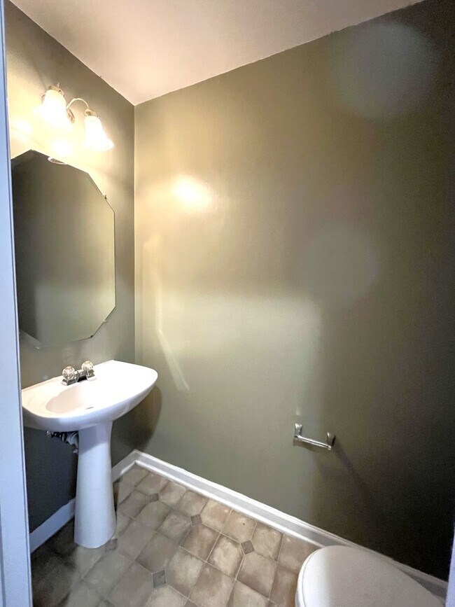 Foto del edificio - Great 2 Bedroom Townhome with Basement and Garage!